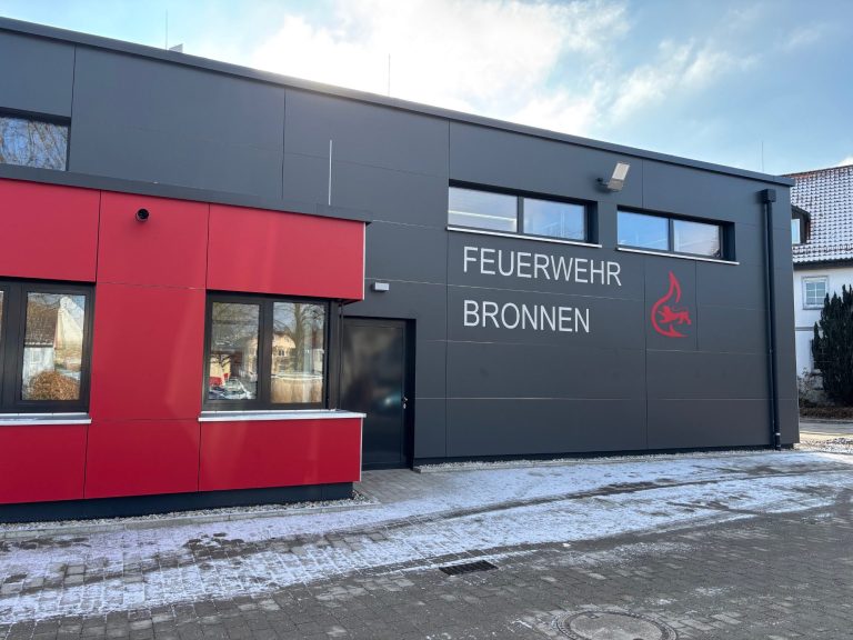 Fassade eines modernen Gebäudes mit dem Schriftzug "Feuerwehr Bronnen".
