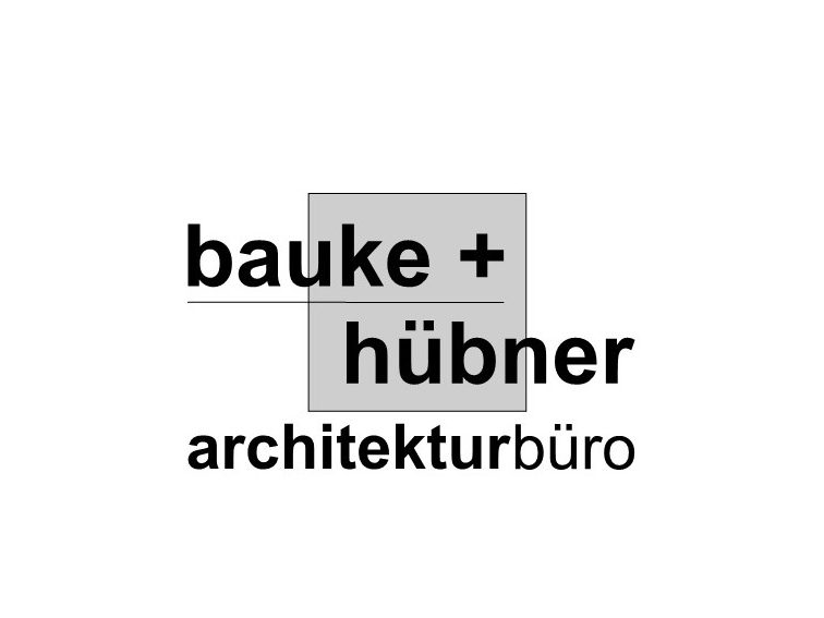 Modernes, weißes Wohnhaus mit Garage und grüner Umgebung unter bewölktem Himmel.